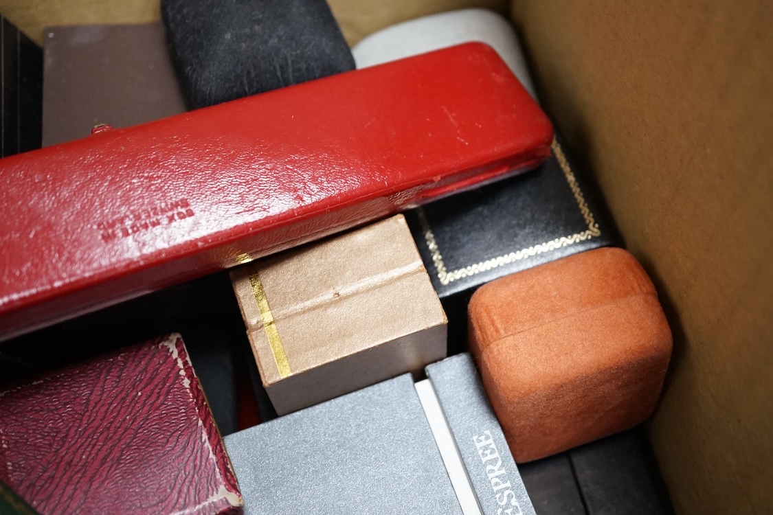 A quantity of assorted jewellery boxes.